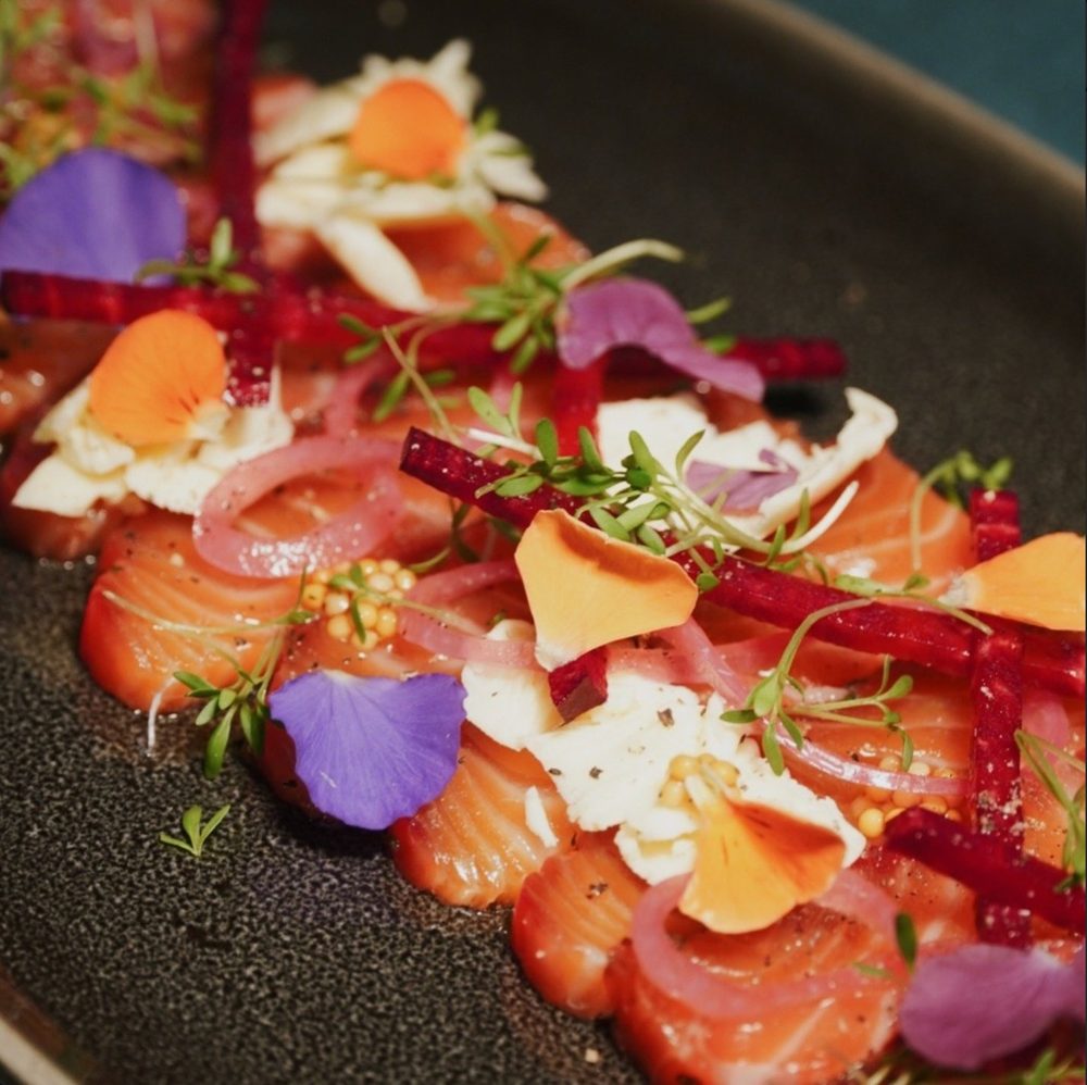 Ceviche de saumon, fleurs comestibles