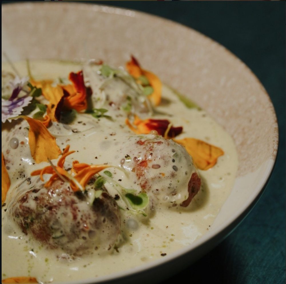 Plat en sauce aux fleurs