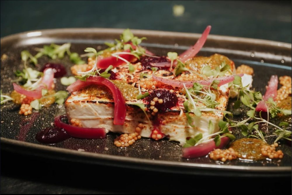 Poisson grillé, oignons pickles et moutarde